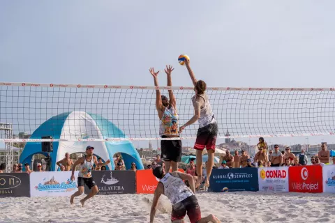 Partita di beach volley al SummerBeach con il pubblico