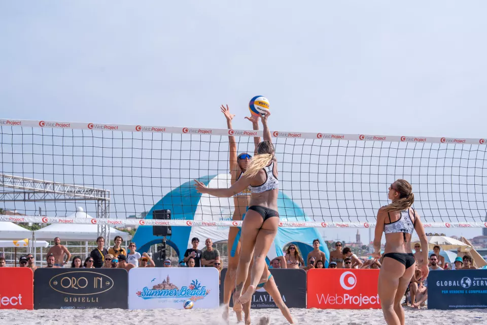 Campo del SummerBeach con i banner dei partner a bordo campo