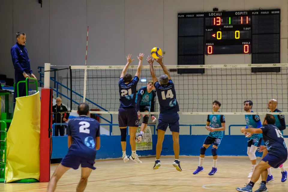 Attacco a rete della Polisportiva Sottorete durante una partita in palestra