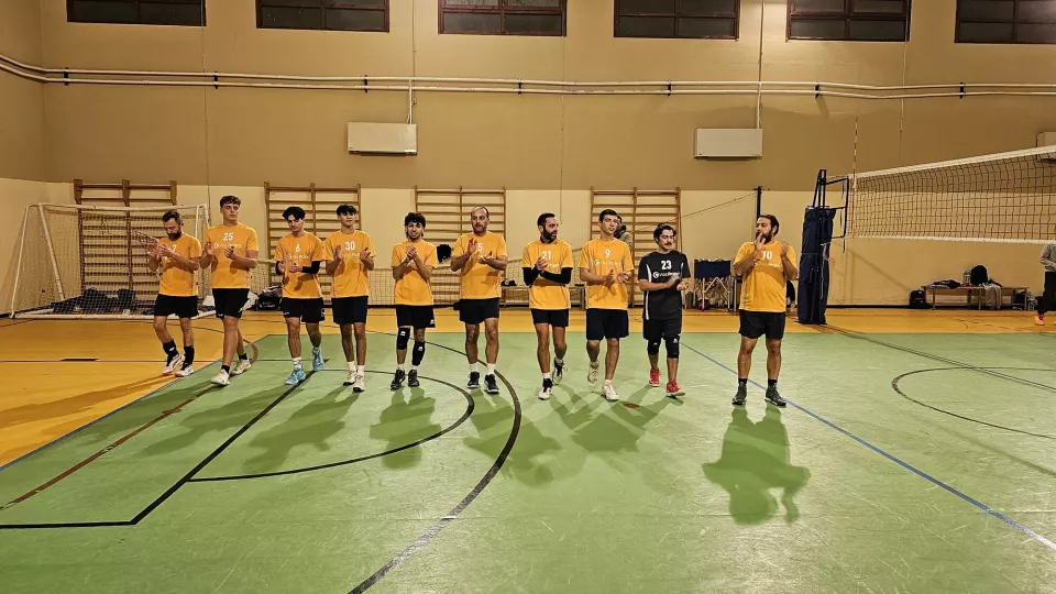 La squadra schierata in palestra prima di una partita