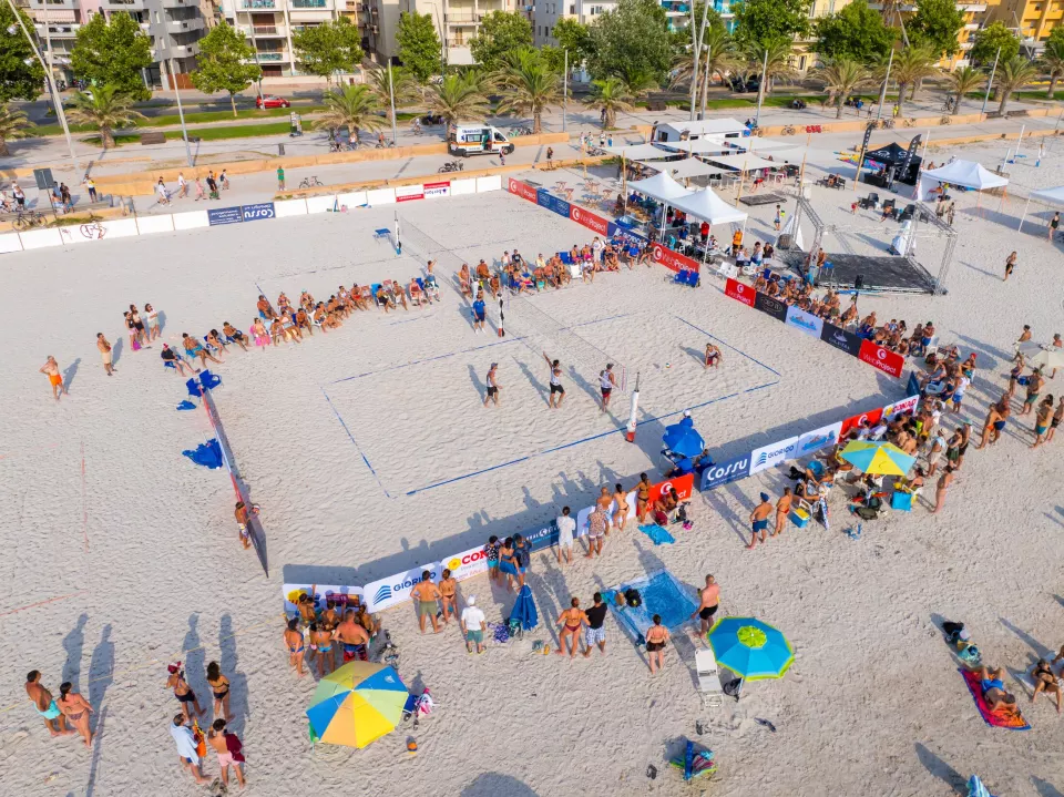 Vista aerea dei campi da beach volley del SummerBeach con il pubblico