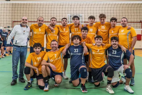 Foto di squadra dell'Under 19 con lo staff